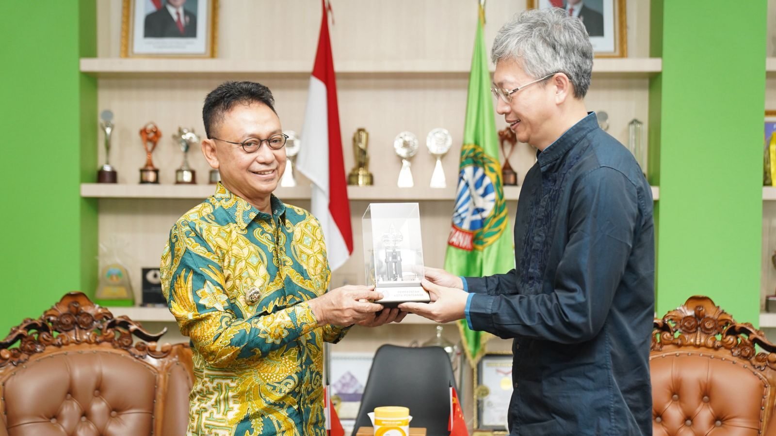 Wali Kota Pontianak Edi Rusdi Kamtono menerima kunjungan dan bertukar cendera mata dengan Duta Besar Tiongkok untuk Indonesia Wang Lutong di Kantor Wali Kota Pontianak. (Dok. HO/Faktakalbar.id)