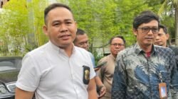 "Ketua Bawaslu Pontianak dan kuasa hukumnya membantah sangkaan korupsi oleh Kejari. Kasus sisa dana hibah Rp1,1 miliar diklaim murni sebagai persoalan tata kelola administrasi."