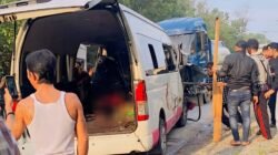 Suasana di lokasi kecelakaan maut antara mobil boks dan minibus di Jalan Trans Kalimantan, Daerah Kijang Berantai, Kabupaten Kubu Raya, yang mengakibatkan satu orang penumpang minibus meninggal dunia.