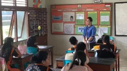 Perwakilan Bank Kalbar Cabang Bengkayang memberikan penjelasan materi literasi keuangan di depan para siswa di dalam ruang kelas SMAN 1 Bengkayang. (Dok. HO/Faktakalbar.i d)