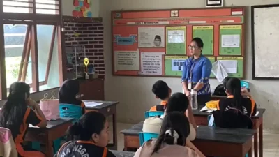 Perwakilan Bank Kalbar Cabang Bengkayang memberikan penjelasan materi literasi keuangan di depan para siswa di dalam ruang kelas SMAN 1 Bengkayang. (Dok. HO/Faktakalbar.i d)