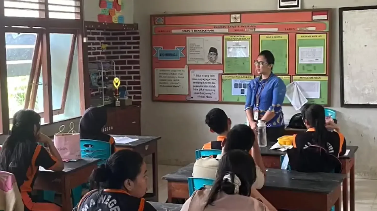 Perwakilan Bank Kalbar Cabang Bengkayang memberikan penjelasan materi literasi keuangan di depan para siswa di dalam ruang kelas SMAN 1 Bengkayang. (Dok. HO/Faktakalbar.i d)