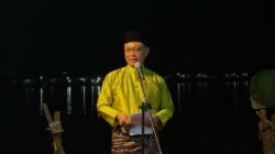 "Eksibisi meriam karbit kembali memeriahkan tepian Sungai Kapuas Pontianak pada Kamis (19/3). Simak filosofi gotong royong di balik warisan budaya tak benda ini."