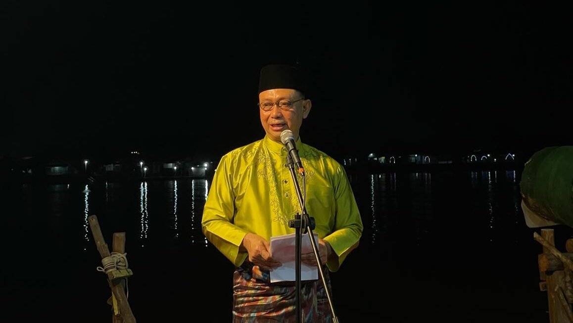 "Eksibisi meriam karbit kembali memeriahkan tepian Sungai Kapuas Pontianak pada Kamis (19/3). Simak filosofi gotong royong di balik warisan budaya tak benda ini."