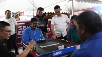 Wali Kota Pontianak Edi Rusdi Kamtono menyaksikan eksibisi olahraga domino ORADO di Jalan Irian. (Dok. HO/Faktakalbar.id)