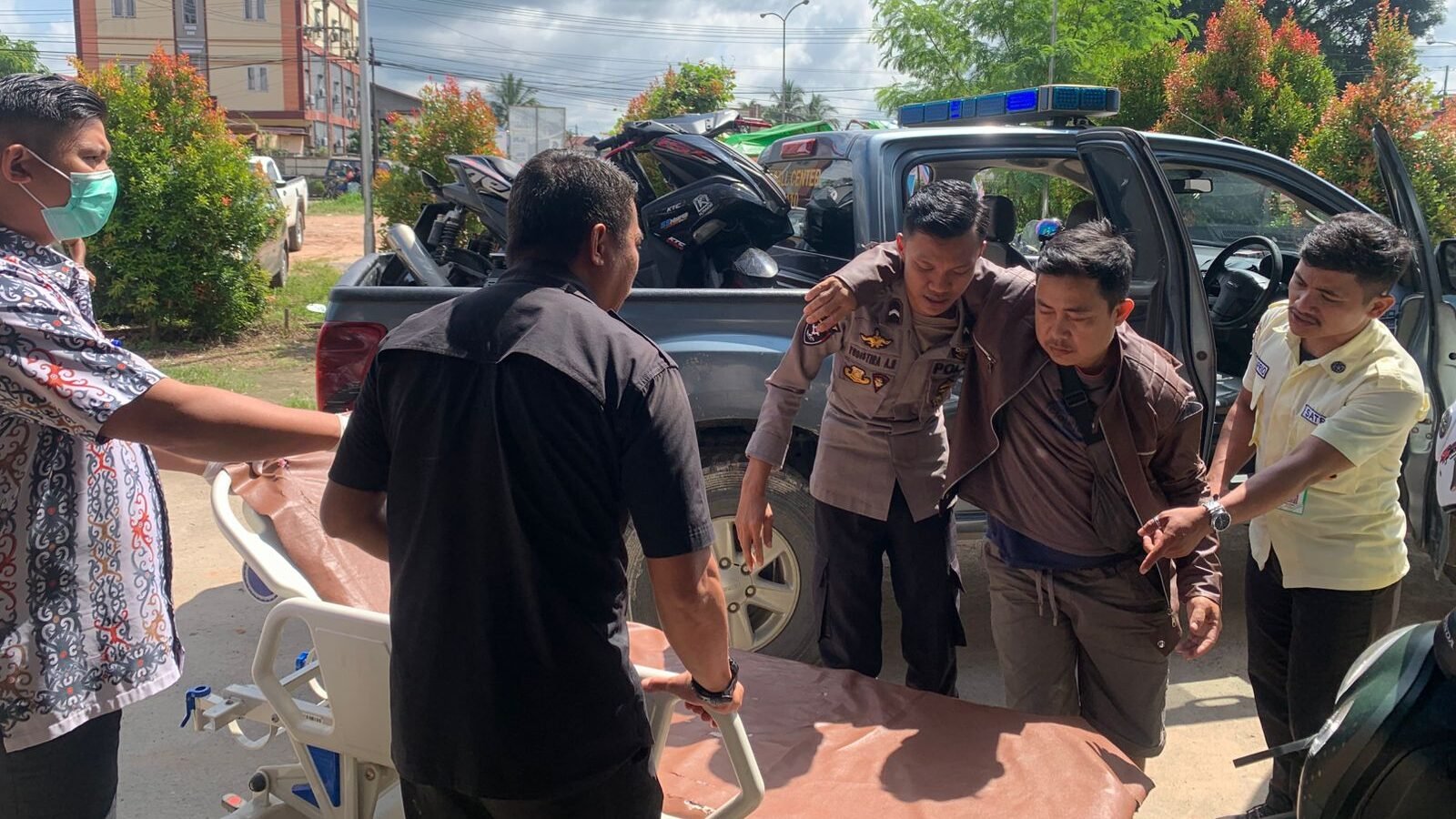 Petugas kepolisian mengevakuasi korban kecelakaan lalu lintas yang melibatkan dua sepeda motor di Jalan Poros Tengah, Nanga Pinoh, menuju rumah sakit.