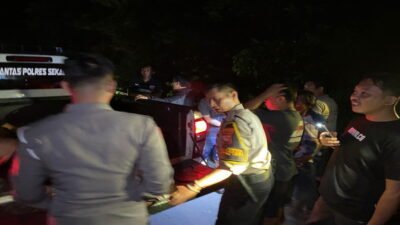 Petugas kepolisian dibantu warga sekitar saat berupaya mengevakuasi korban kecelakaan mobil pikap yang terperosok ke jurang di kawasan Jembatan Bokak Sebumbun.