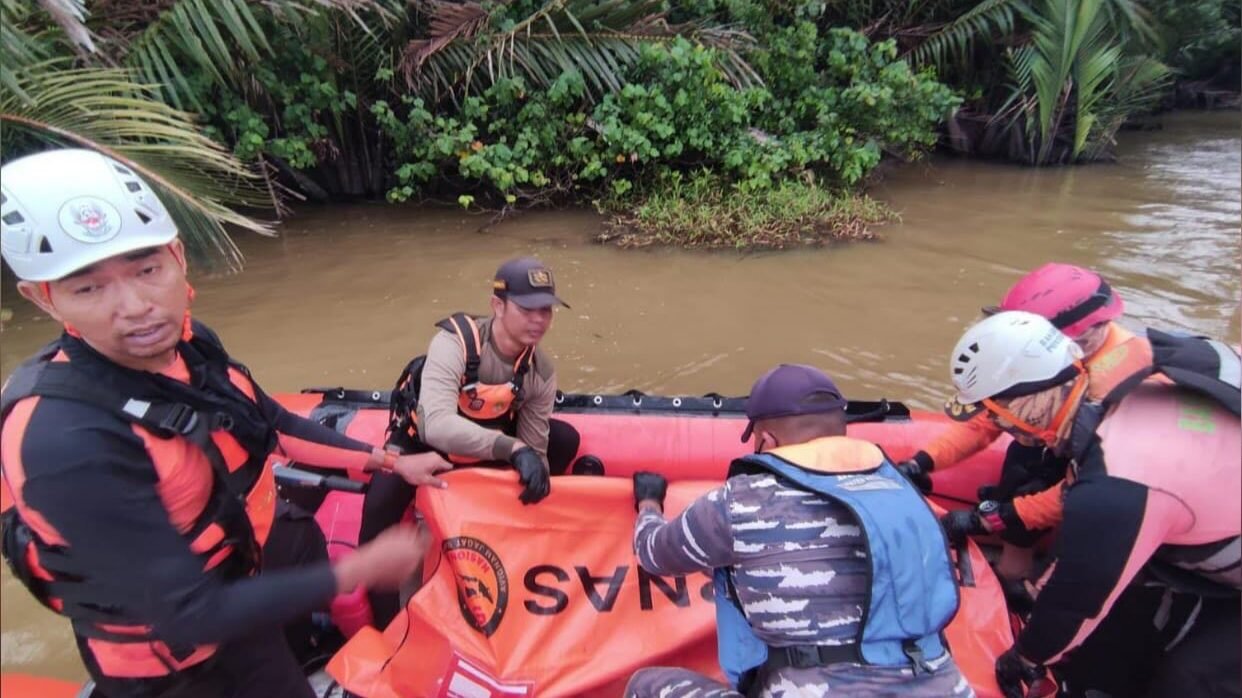 Tim SAR gabungan bersama prajurit TNI AL mengevakuasi kantong jenazah korban tenggelam menggunakan perahu karet di perairan Ketapang (Dok. HO/Faktakalbar.id)