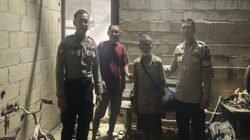 Personel SPKT Polres Sekadau mengevakuasi dan mengantarkan seorang lansia yang tersesat di area pencucian motor kembali kepada keluarganya di Desa Mungguk.