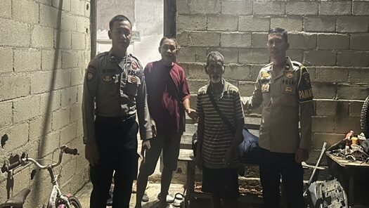 Personel SPKT Polres Sekadau mengevakuasi dan mengantarkan seorang lansia yang tersesat di area pencucian motor kembali kepada keluarganya di Desa Mungguk.