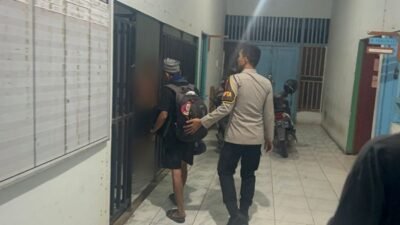 Personel Polres Sekadau saat melakukan pendekatan dan penanganan awal terhadap seorang pria yang diduga mengalami gangguan kejiwaan. (Dok. Polres Sekadau)