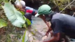 Proses evakuasi terhadap jenazah pria yang ditemukan meninggal dunia di dasar sungai akibat insiden saat mencari ikan.