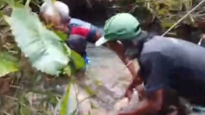 Proses evakuasi terhadap jenazah pria yang ditemukan meninggal dunia di dasar sungai akibat insiden saat mencari ikan.