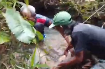 Proses evakuasi terhadap jenazah pria yang ditemukan meninggal dunia di dasar sungai akibat insiden saat mencari ikan.
