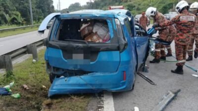 Petugas penyelamat dari Bomba Sarawak mengevakuasi pengemudi WNI yang terjepit di dalam kendaraan usai mengalami kecelakaan lalu lintas di Jalan Kuching-Serian.