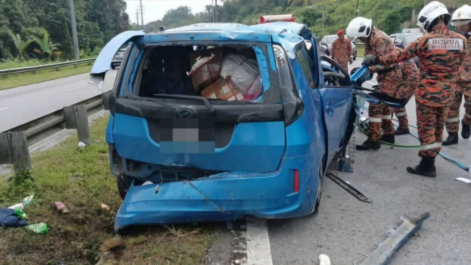Petugas penyelamat dari Bomba Sarawak mengevakuasi pengemudi WNI yang terjepit di dalam kendaraan usai mengalami kecelakaan lalu lintas di Jalan Kuching-Serian.