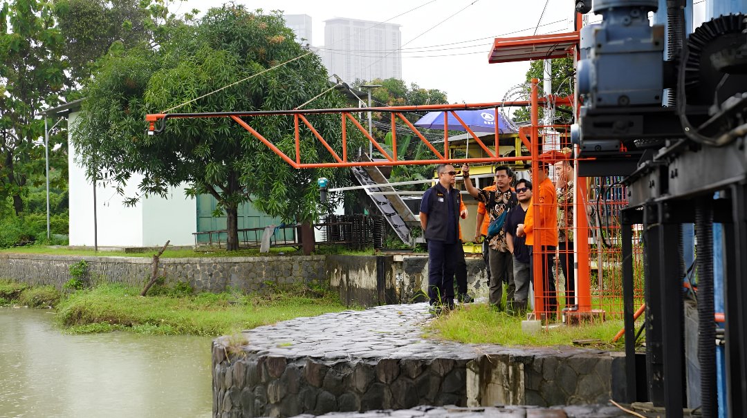 Badan Nasional Penanggulangan Bencana memasang sistem peringatan dini di sepanjang sungai untuk memantau pergerakan air dan mencegah banjir kiriman di Bekasi. (Dok; HO/Faktakalbar.id)