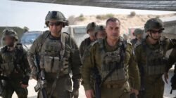 Kepala Militer Israel Eyal Zamir bersama jajaran perwira tinggi saat meninjau kesiapan operasi militer. (Dok. IDF/Handout via Xinhua)