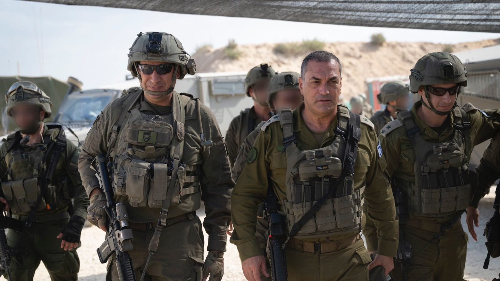 Kepala Militer Israel Eyal Zamir bersama jajaran perwira tinggi saat meninjau kesiapan operasi militer. (Dok. IDF/Handout via Xinhua)