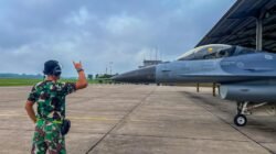 Seorang prajurit TNI AU memberikan aba-aba kepada pilot di dalam kokpit pesawat tempur F-16 TS-1608. (Dok. HO/Faktakalbar.id)