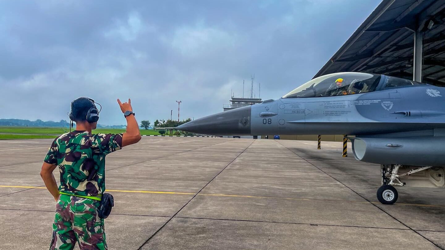 Seorang prajurit TNI AU memberikan aba-aba kepada pilot di dalam kokpit pesawat tempur F-16 TS-1608. (Dok. HO/Faktakalbar.id)