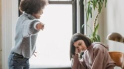 "Menjadi anak bungsu tidak selalu tentang kemanjaan. Simak 5 fakta menyakitkan mulai dari tuntutan saat kakak gagal hingga tekanan emosional yang jarang disadari."