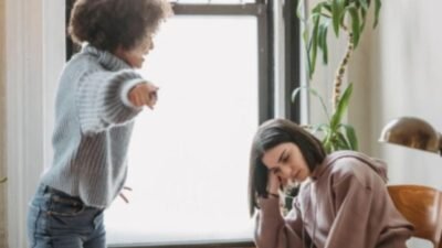 "Menjadi anak bungsu tidak selalu tentang kemanjaan. Simak 5 fakta menyakitkan mulai dari tuntutan saat kakak gagal hingga tekanan emosional yang jarang disadari."