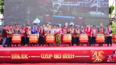 "Intip kemeriahan Cap Go Meh Singkawang 2026 yang bertepatan dengan Ramadhan. Simak pesan Gubernur Ria Norsan mengenai energi Kuda Api dan harmoni keberagaman."