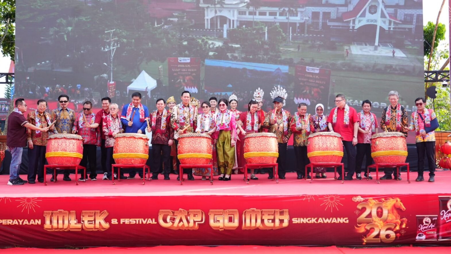 "Intip kemeriahan Cap Go Meh Singkawang 2026 yang bertepatan dengan Ramadhan. Simak pesan Gubernur Ria Norsan mengenai energi Kuda Api dan harmoni keberagaman."