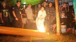 Wali Kota dan Wakil Wali Kota Singkawang saat menyulut meriam karbit bersama warga dalam rangkaian acara Singkawang Ramadan Fair di kawasan Taman Burung.