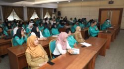 Staf Ahli Wali Kota Pontianak Elsa Risfadona didampingi Kepala Dinas Sosial M. Akif memberikan arahan dalam FGD penanganan masalah sosial di Kantor Wali Kota. (Dok. HO/Faktakalbar.id)