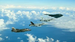 Formasi jet tempur dan pesawat pengebom siluman milik militer Amerika Serikat terbang melintasi awan dalam sebuah misi operasi udara. (Dok. HO/Faktakalbar.id)