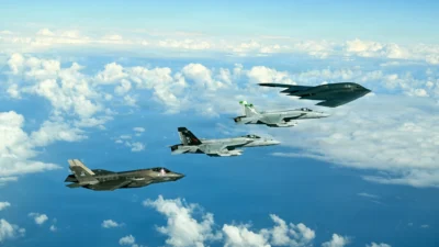 Formasi jet tempur dan pesawat pengebom siluman milik militer Amerika Serikat terbang melintasi awan dalam sebuah misi operasi udara. (Dok. HO/Faktakalbar.id)