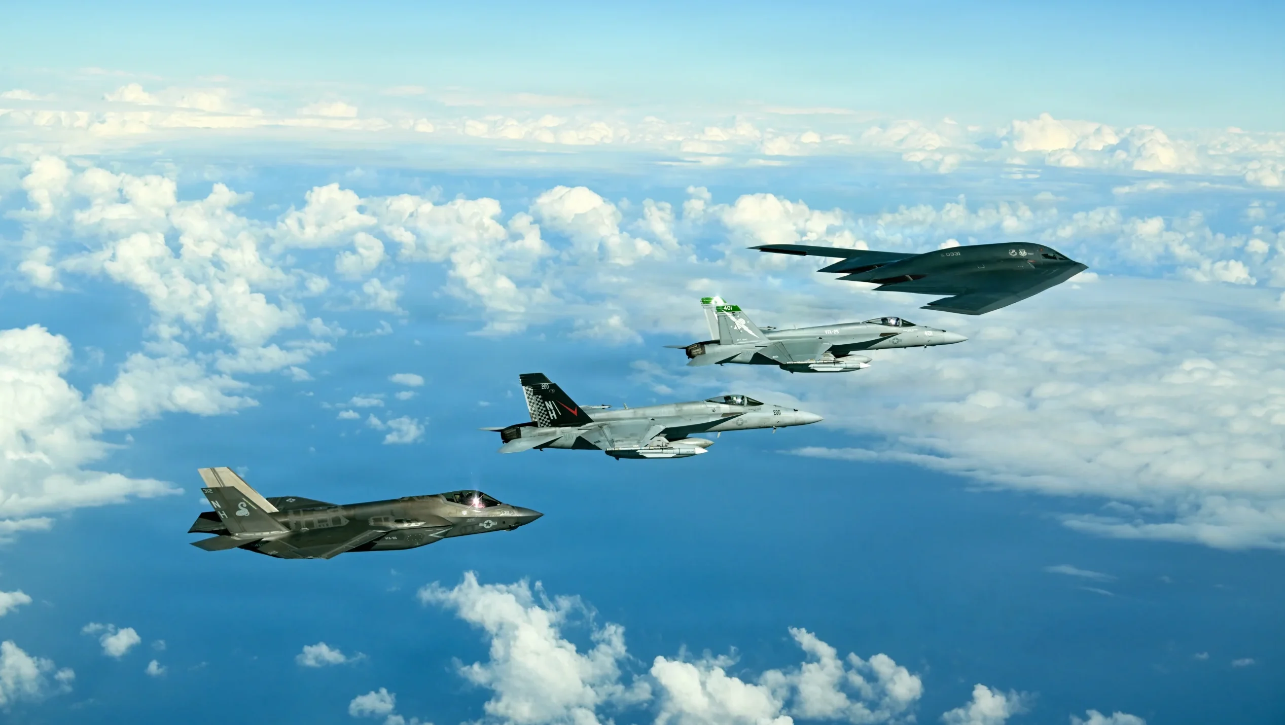 Formasi jet tempur dan pesawat pengebom siluman milik militer Amerika Serikat terbang melintasi awan dalam sebuah misi operasi udara. (Dok. HO/Faktakalbar.id)