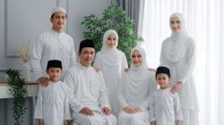 Ilustrasi AI - Gunakan Gemini AI untuk menciptakan foto keluarga Lebaran 2026 yang estetik dan profesional. Simak panduan dan contoh prompt terbaik di sini. (Dok. Ist)