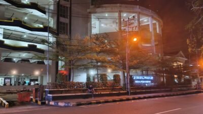 "Warga soroti pemanfaatan gedung parkir di Jalan Gajah Mada Pontianak yang terkesan eksklusif untuk tamu hotel dan kafe rooftop dibandingkan untuk publik."
