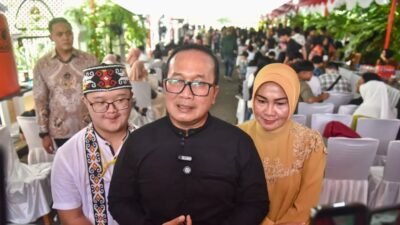 Bupati Sujiwo didampingi istri dan seorang pemuda saat memberikan keterangan pers. (Dok. HO/Faktakalbar.id)
