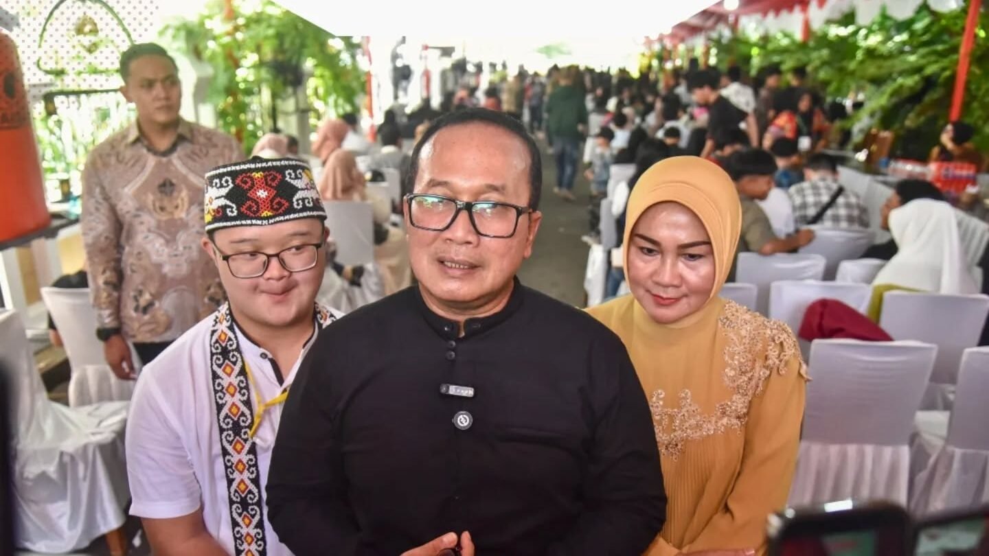 Bupati Sujiwo didampingi istri dan seorang pemuda saat memberikan keterangan pers. (Dok. HO/Faktakalbar.id)