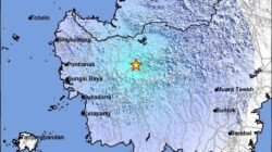"Gempa tektonik bermagnitudo 5,3 mengguncang wilayah Kayan Hilir, Sintang pada Jumat (13/3/2026) dini hari. BMKG memastikan gempa akibat Sesar Adang ini tidak berpotensi tsunami."