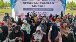Suasana warga saat mengantre tertib untuk mendapatkan beras dengan harga terjangkau dalam program pasar murah yang digelar oleh jajaran kepolisian daerah setempat.