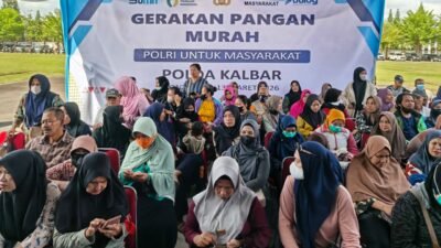 Suasana warga saat mengantre tertib untuk mendapatkan beras dengan harga terjangkau dalam program pasar murah yang digelar oleh jajaran kepolisian daerah setempat.