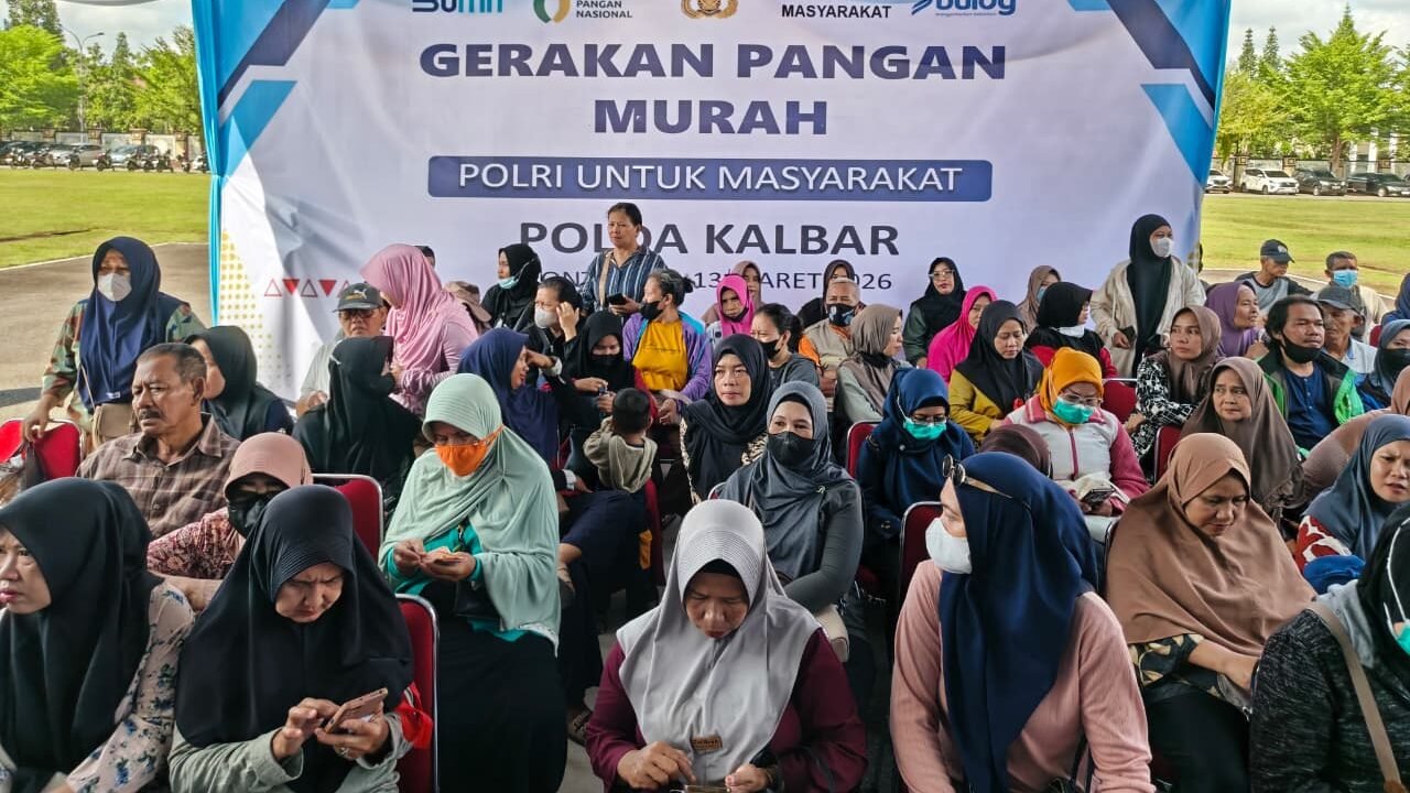 Suasana warga saat mengantre tertib untuk mendapatkan beras dengan harga terjangkau dalam program pasar murah yang digelar oleh jajaran kepolisian daerah setempat.