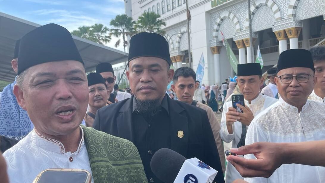"Pelaksanaan Salat Idulfitri 1447 H di Masjid Raya Mujahidin Pontianak berlangsung ramai. Simak kutipan Gubernur Ria Norsan usai pelaksanaan ibadah."