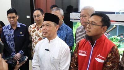 "Gubernur Kalbar Ria Norsan pastikan stok BBM aman usai bertemu EGM Pertamina. Pemprov minta penambahan kuota dan perpanjangan jam operasional SPBU."