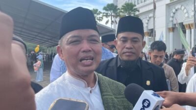 "Usai Salat Ied, Gubernur Kalbar Ria Norsan sentil fenomena panic buying BBM di Pontianak. Simak strategi pemerintah urai antrean dalam 2 hari ke depan."