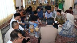 Gubernur Kalimantan Barat Ria Norsan beserta istri saat melaksanakan kunjungan silaturahmi dengan jajaran Forkopimda dan tokoh masyarakat pada momen Idul Fitri 1447 H.