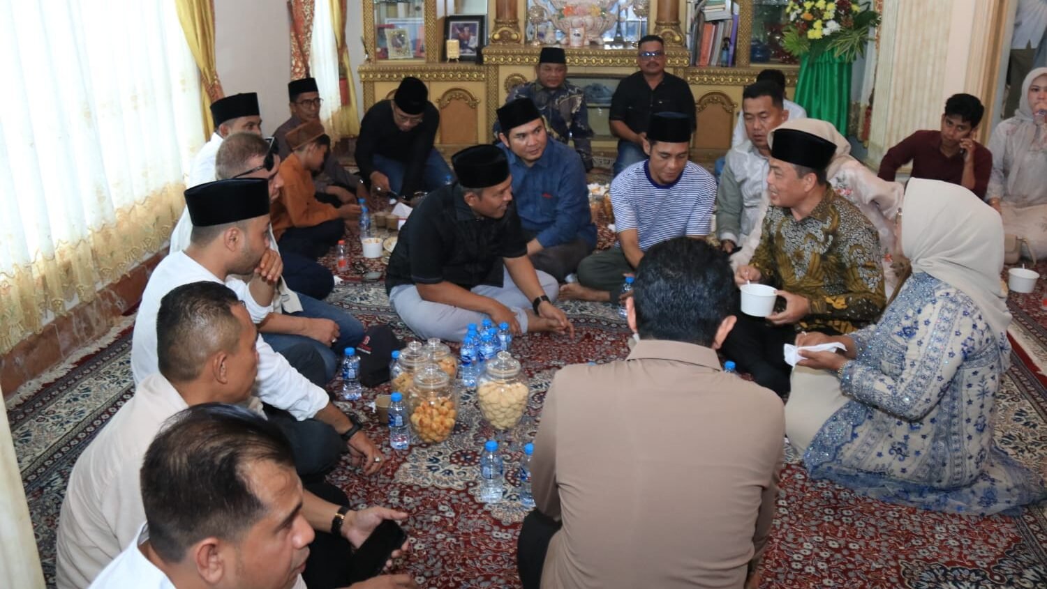 Gubernur Kalimantan Barat Ria Norsan beserta istri saat melaksanakan kunjungan silaturahmi dengan jajaran Forkopimda dan tokoh masyarakat pada momen Idul Fitri 1447 H.