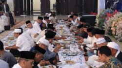 "Gubernur Kalbar Ria Norsan gelar tradisi Makan Saprahan di hari pertama Idulfitri 1447 H. Simak makna kesetaraan dan kebersamaan di balik tradisi khas Melayu ini."
