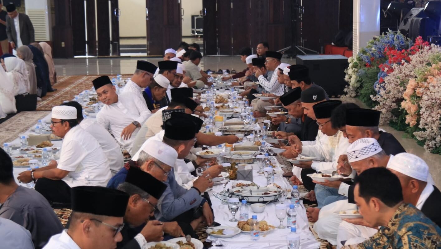 "Gubernur Kalbar Ria Norsan gelar tradisi Makan Saprahan di hari pertama Idulfitri 1447 H. Simak makna kesetaraan dan kebersamaan di balik tradisi khas Melayu ini."