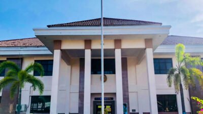 "PN Mempawah menjatuhkan vonis unik kepada Herman, terdakwa penganiayaan tetangga. Selain hukuman percobaan, ia wajib bersilaturahmi ke rumah korban saat Lebaran 2026."